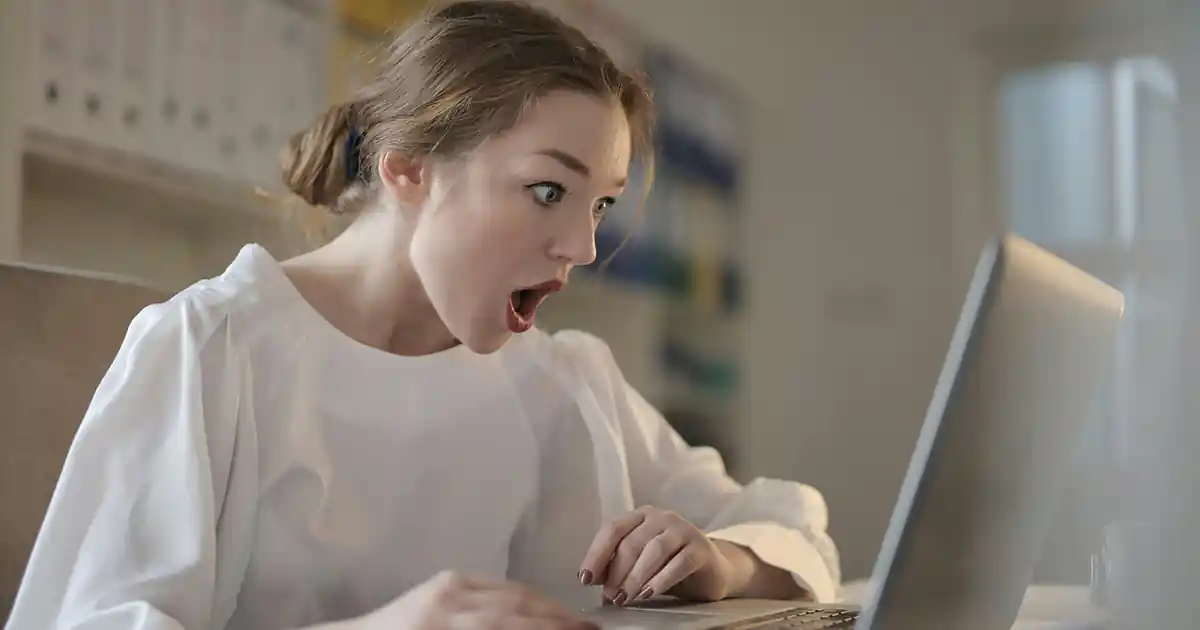 Hogyan deríthető ki, ha a párod online társkeresőn van?